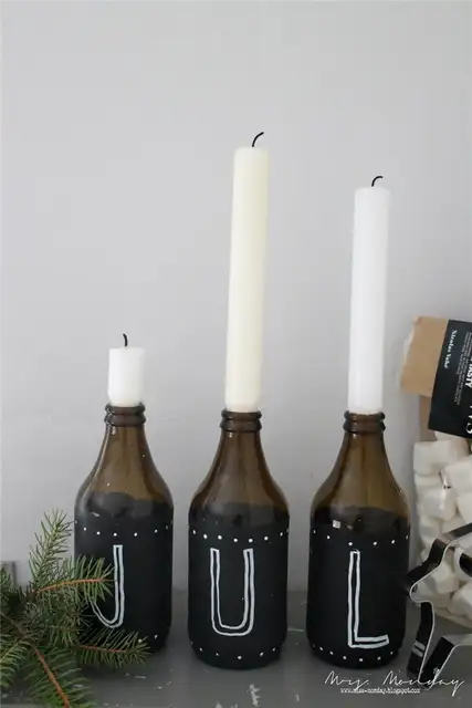 Бутылки из мелового коричневого стекла используются как подставки для свечей