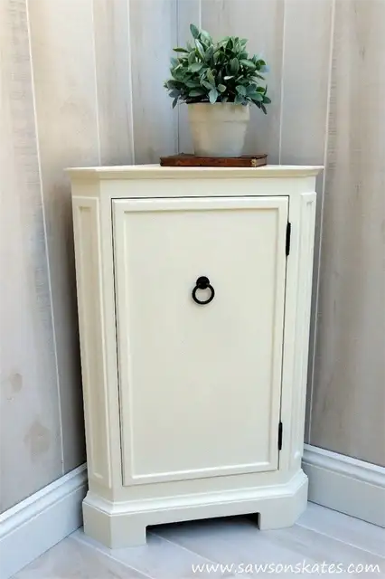 Угловой шкаф DIY (своими руками) с белой отделкой для ванной комнаты