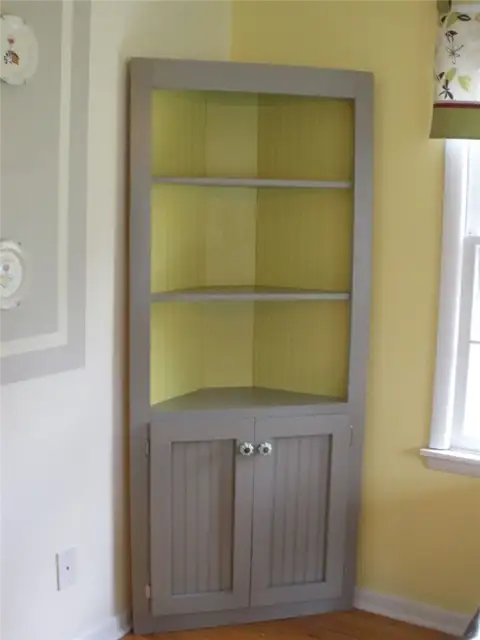 милый угловой шкаф с зеленым интерьером