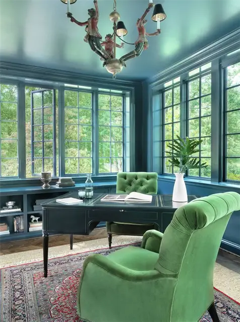 Офисная комната с краской Hale Navy от Benjamin Moore