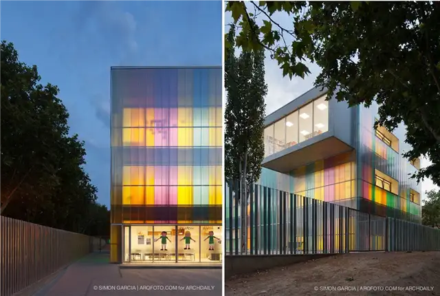 Школа с цветным стеклом в Эхеа-де-Лос-Кабальерос