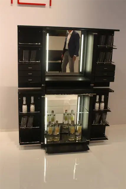 открытый шкаф для хранения спиртных напитков
