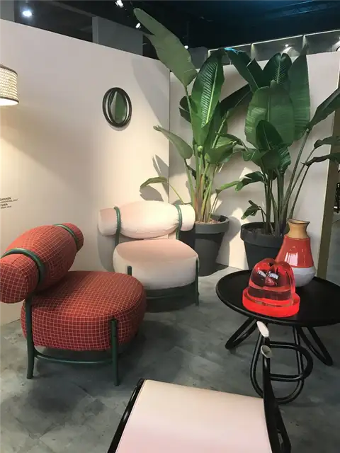 Кресло-туфелька с трубой из шиньона Moroso