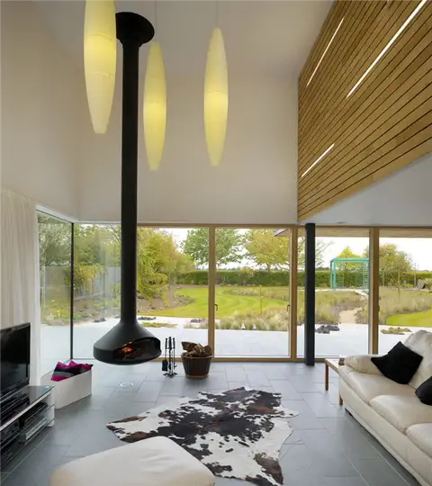 Камин с высокими потолками Meadowview от Platform 5 Architects