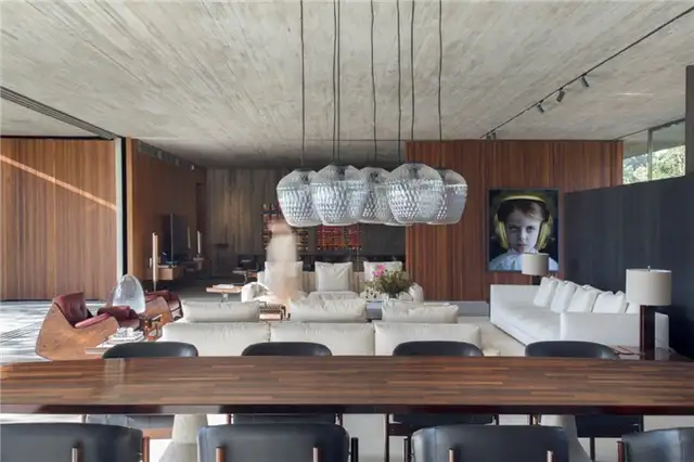 Mi casa design in Brazil обеденный стол и стеклянные чаши над ним