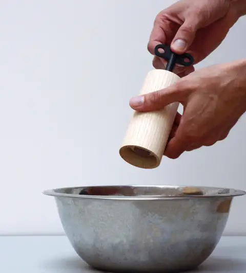 nordic-salt-and-pepper-grinders