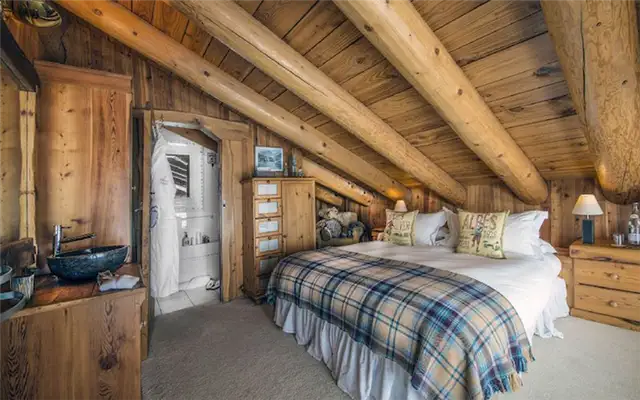 Деревянные балки в спальне Chalet Le Chardon