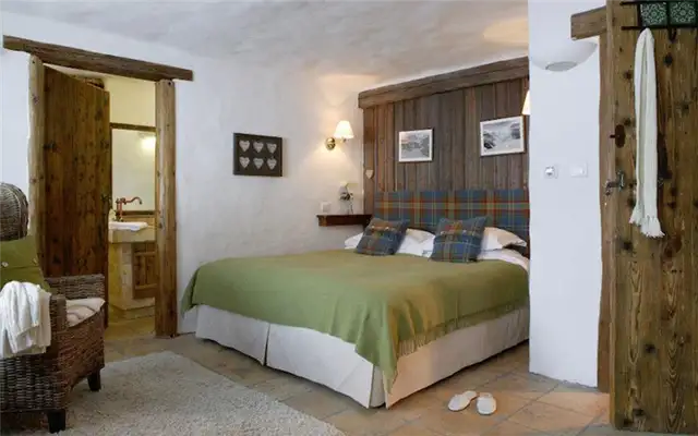 Изголовье кровати в спальне Chalet Le Chardon