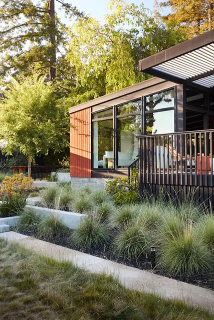Stanford Mid-Century Modern Remodel Addition by Klopf Architecture - ландшафт