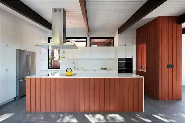 Stanford Mid-Century Modern Remodel Addition by Klopf Architecture - двухцветные кухонные шкафы