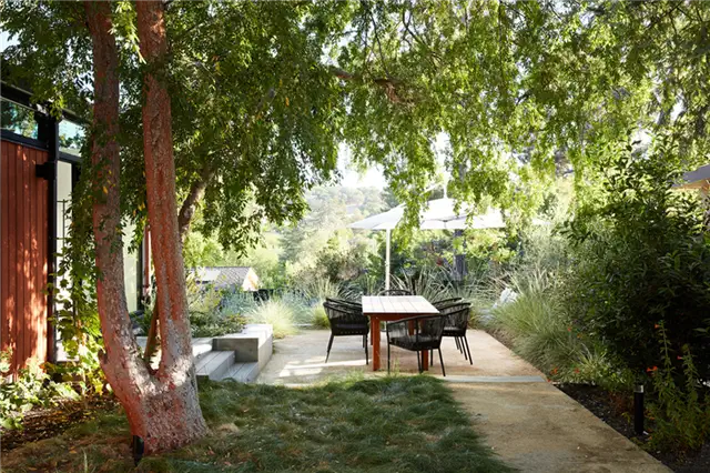 Stanford Mid-Century Modern Remodel Addition by Klopf Architecture - обеденный стол на заднем дворе угловой