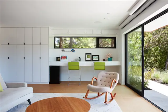 Stanford Mid-Century Modern Remodel Addition by Klopf Architecture - зона рабочего стола