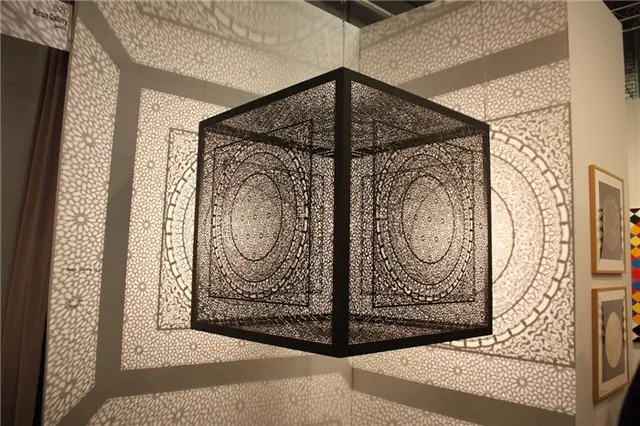 Сложные световые тени, отбрасываемые проволокой, для выставки Armory Show 2017