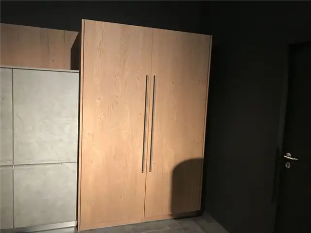 Коричневые кухонные шкафы с хромированными ручками