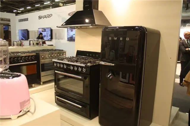 Черный холодильник smeg и духовка с вытяжкой