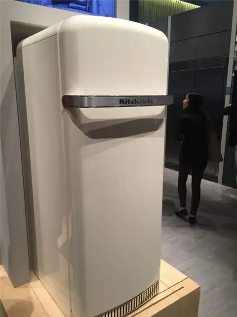 Дизайн белого холодильника Kitchenaid