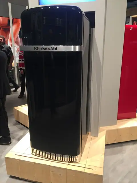 Черный холодильник KitchenAid