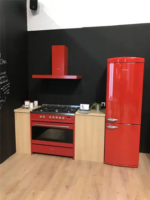 Красный холодильник и плита Meireles