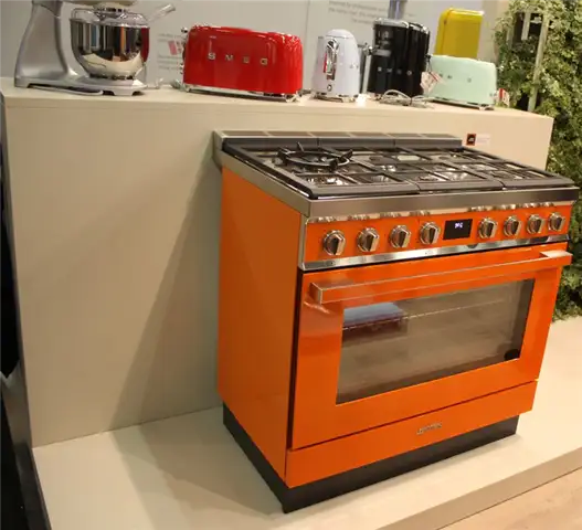 Оранжевая плита smeg и мелкая бытовая техника из той же коллекции