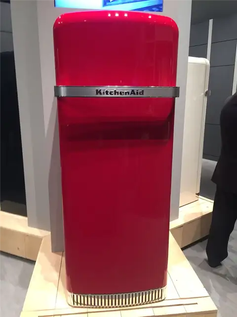 Дизайн красного холодильника Kitchenaid