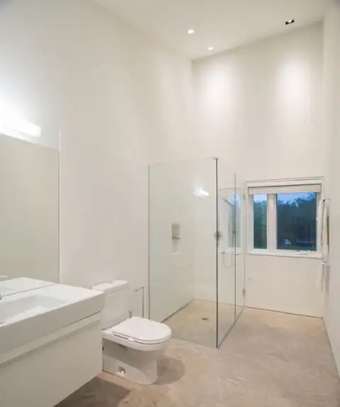 Shantih-white-bathroom-modern