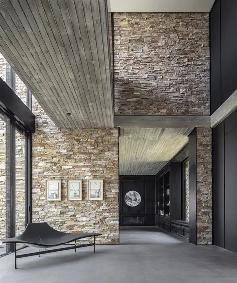 Современная вилла с каменной облицовкой от Dana Oberson Architects - лобби