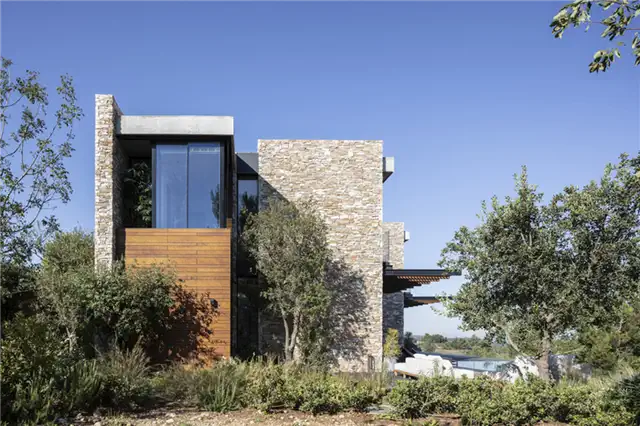 Современная вилла с каменной облицовкой от Dana Oberson Architects - экстерьер