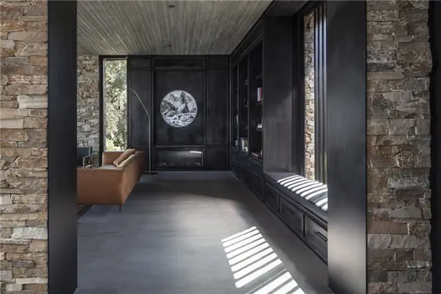 Современная вилла с каменной облицовкой от Dana Oberson Architects - сидение у окна