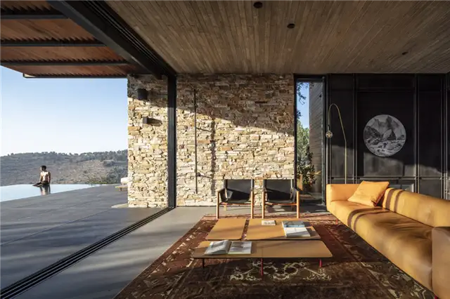 Современная вилла с каменной облицовкой от Dana Oberson Architects - вид на гостиную