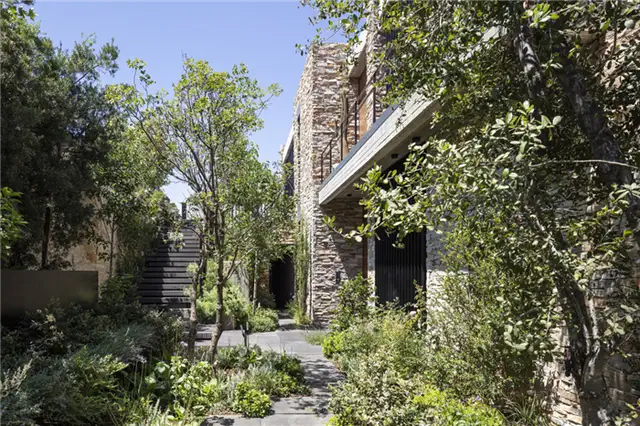 Современная вилла с каменной облицовкой от Dana Oberson Architects - куртина