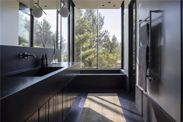 Contemporary Stone Cladding Villa by Dana Oberson Architects - ванная комната