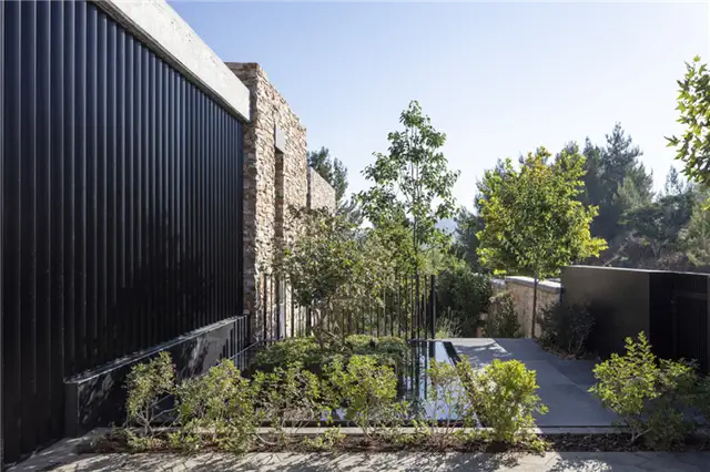 Современная вилла с каменной облицовкой от Dana Oberson Architects - бассейн