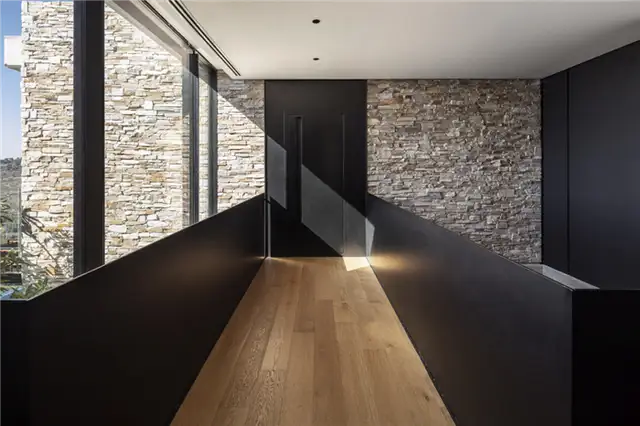 Современная вилла с каменной облицовкой от Dana Oberson Architects - прихожая
