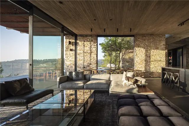 Современная вилла с каменной облицовкой от Dana Oberson Architects - гостиная
