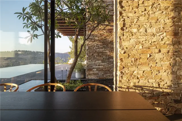 Современная вилла с каменной облицовкой от Dana Oberson Architects - стена