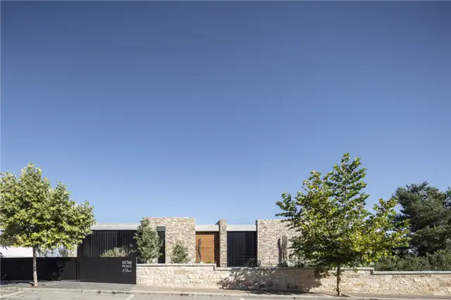 Современная вилла с каменной облицовкой от Dana Oberson Architects - улица