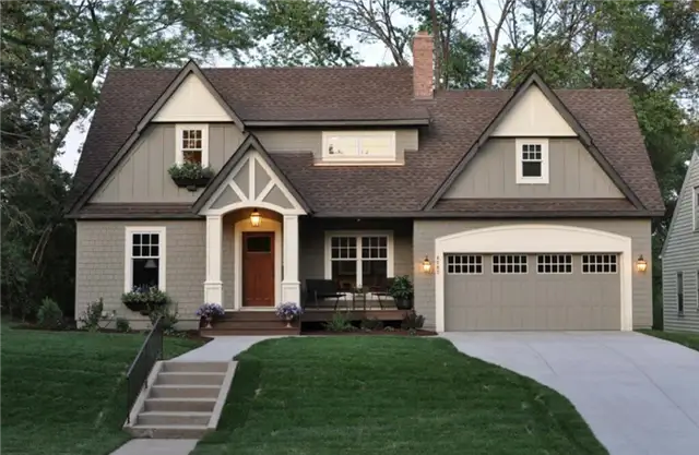 Серо-коричневый дом 1024x668