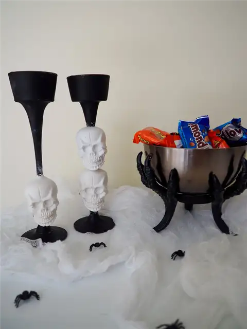 Черепа на подсвечнике