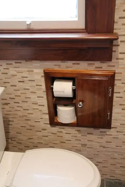 Небольшой держатель для туалетной бумаги с местом для запасной
