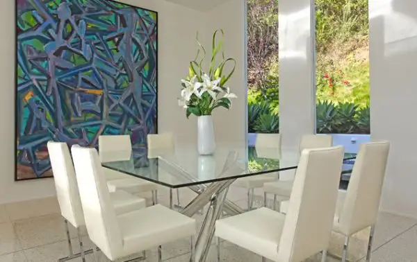 современный обеденный стол со стеклянной столешницей