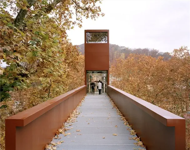 Швейцарский Лимматский пешеходный мост и променадный лифт от Leuppi & Schafroth Architekten