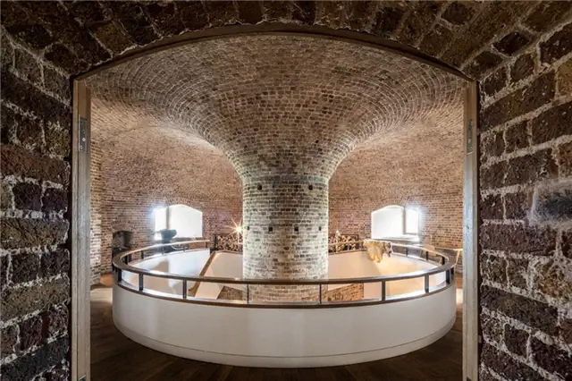 Кирпичный дом Fortress Converted Brick House - балюстрада