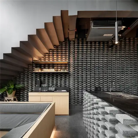Дизайн интерьера кофейни Kaizen Coffee Shop от space+craft - кирпичи