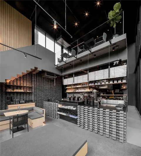 Дизайн интерьера кофейни Kaizen Coffee Shop от space+craft - серый декор