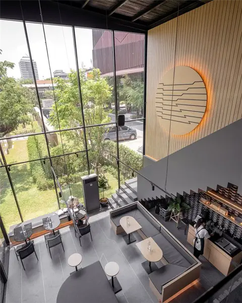 Дизайн интерьера кофейни Kaizen Coffee Shop от space+craft - высокий потолок
