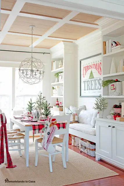 Белый французский декор для рождественской столовой