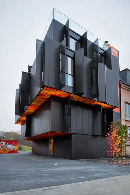 Черное многоквартирное здание в Люксембурге от Metaform Architects