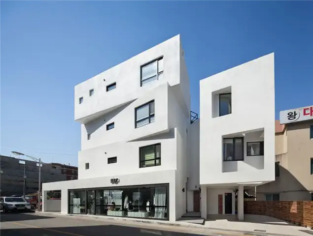 Белое здание Architects Group RAUM