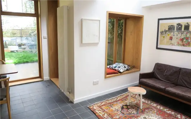 Подоконник в гостиной для чтения