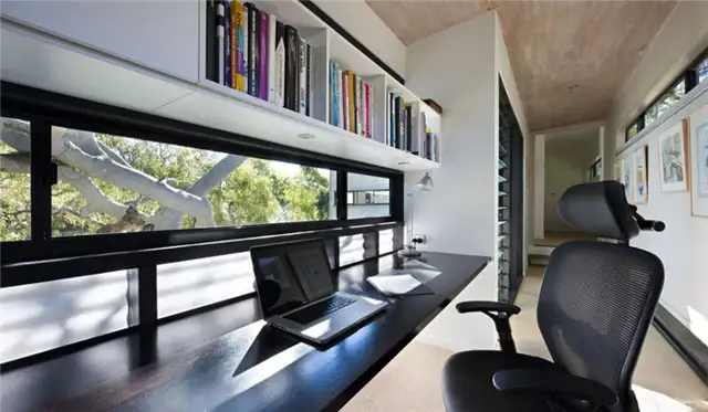 The Marcus Beach House by Bark Architects - подоконник с письменным столом
